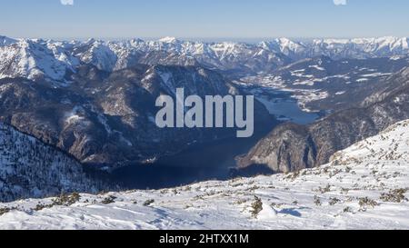 Ciel bleu au-dessus du paysage d'hiver, sommets enneigés, vue de la piste de cinq doigts sur Krippenstein à Hallstatt et le lac Hallstatt Banque D'Images