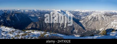 Ciel bleu au-dessus du paysage d'hiver, sommets enneigés, vue du sentier de cinq doigts sur Krippenstein jusqu'au lac Hallstatt, Salzkammergutt Banque D'Images