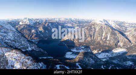 Ciel bleu au-dessus du paysage d'hiver, sommets enneigés, vue de la piste de cinq doigts sur Krippenstein à Hallstatt, Obertraun et lac Banque D'Images