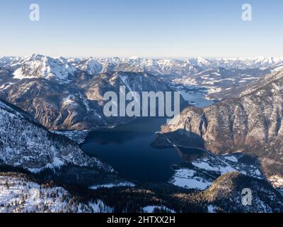 Ciel bleu au-dessus du paysage d'hiver, sommets enneigés, vue de la piste de cinq doigts sur Krippenstein à Hallstatt, Obertraun et lac Banque D'Images