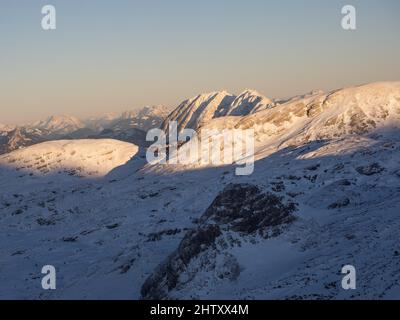 Paysage d'hiver, pics de montagne dans la lumière du soir, Grimming, Hochtor, grosser Buchstein, vue depuis le point de vue Welterbespirale Banque D'Images