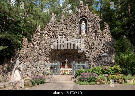 Lieu de pèlerinage de la grotte de Marien dans la forêt, réplique de la grotte de Lourdes avec statue de Saint Bernadette Soubirous, autel, statue de la Vierge Marie Banque D'Images