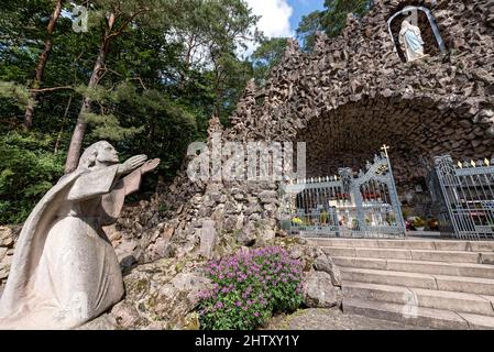 Lieu de pèlerinage de la grotte de Marien dans la forêt, réplique de la grotte de Lourdes avec statue de Saint Bernadette Soubirous, autel, statue de la Vierge Marie Banque D'Images