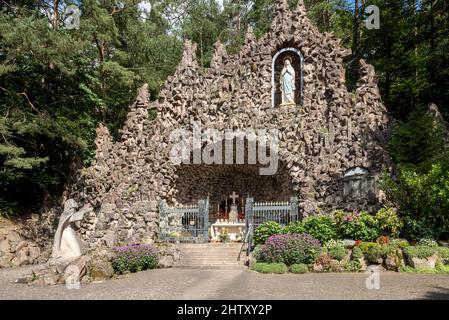 Lieu de pèlerinage de la grotte de Marien dans la forêt, réplique de la grotte de Lourdes avec statue de Saint Bernadette Soubirous, autel, statue de la Vierge Marie Banque D'Images