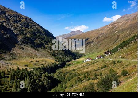 Tir de drone, vue sur le Rofenhoefe dans la vallée de Rofen, vent, vallée de Venter, municipalité de Soelden, Alpes d'Oetztal, Tyrol, Autriche Banque D'Images