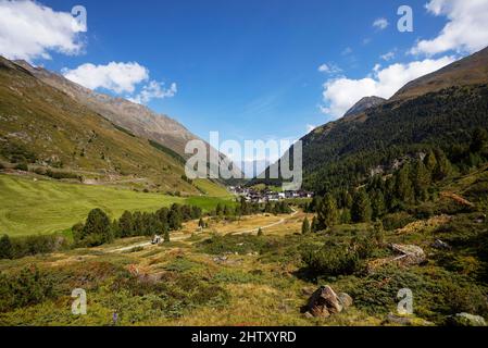 Sentier de randonnée de vent à la Rofenhoefe, vue sur le village vent, Venter Tal, Alpes d'Oetztal, municipalité de Soelden, Tyrol, Autriche Banque D'Images