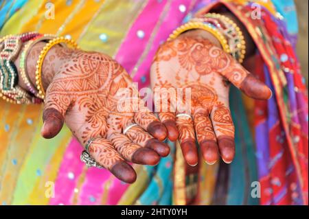 Peinture festive de henné des mains d'une femme indienne, Mehndi, en plus précieux bijoux, occasion 5th anniversaire de mariage, Jaipur, Rajasthan Banque D'Images