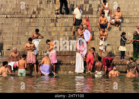 Adorateurs sur les rives du Gange lors d'ablutions rituelles à Varanasi, Benares, Uttar Pradesh, Inde Banque D'Images