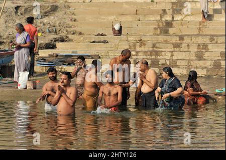 Adorateurs sur les rives du Gange lors d'ablutions rituelles à Varanasi, Benares, Uttar Pradesh, Inde Banque D'Images