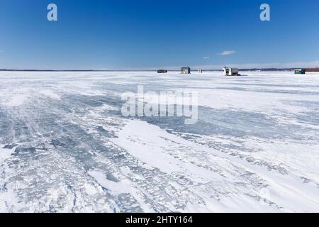 Cabanes de pêche sur glace sur le fleuve Saint-Laurent gelé, Montréal, province de Québec, Canada Banque D'Images