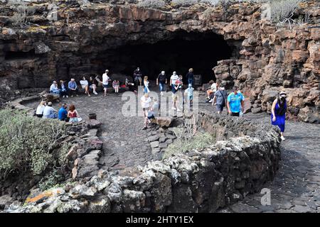 Sortie de Cueva de los Verdes, grotte en roche de lave, Lanzarote, îles Canaries, Espagne Banque D'Images