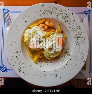 Œufs frits avec pommes de terre et crevettes à l'ail, spécialité canarienne, Lanzarote, îles Canaries, Espagne Banque D'Images