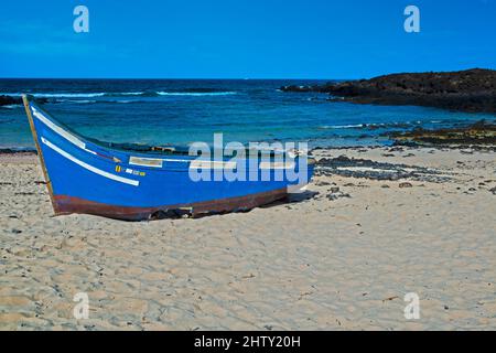 Bateau de pêche toronné sur la plage de Caleta del Mojon Blanco, Lanzarote, îles Canaries, Espagne Banque D'Images