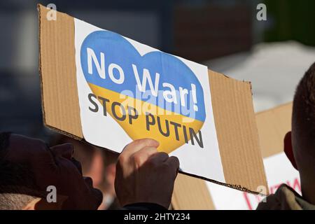 Affiche contre l'invasion russe de l'Ukraine, No War Stop Poutine, Ukraine War, démonstration de paix, Düsseldorf, Rhénanie-du-Nord-Westphalie, Allemagne Banque D'Images