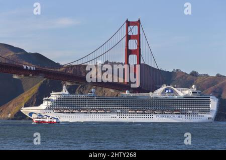 Princess Cruises Grand bateau de croisière naviguant sous le célèbre Golden Gate Landmark Bridge. Paysage pittoresque de la côte de la baie de Californie à San Francisco Banque D'Images