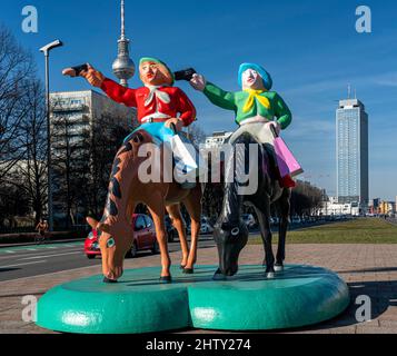 Statue, cowboys en plastique 'chasse au Grand Ours' par le duo sculpteur Sonder, sur la réserve centrale de Karl-Marx-Allee, Berlin, Allemagne Banque D'Images