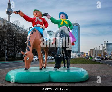 Statue, cowboys en plastique 'chasse au Grand Ours' par le duo sculpteur Sonder, sur la réserve centrale de Karl-Marx-Allee, Berlin, Allemagne Banque D'Images