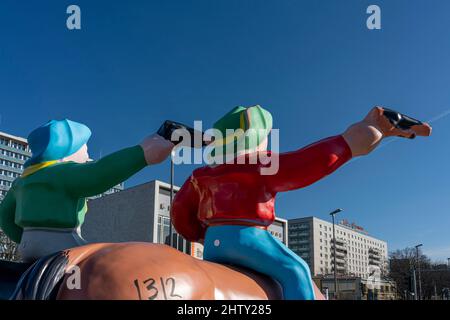 Statue, cowboys en plastique 'chasse au Grand Ours' par le duo sculpteur Sonder, sur la réserve centrale de Karl-Marx-Allee, Berlin, Allemagne Banque D'Images