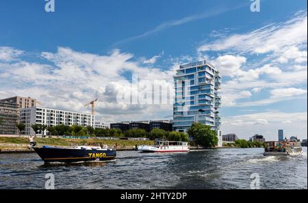 Les niveaux de vie s'élèvent sur Muehlenstrasse et les rives de la Spree à Friedrichshain, Berlin, Allemagne Banque D'Images