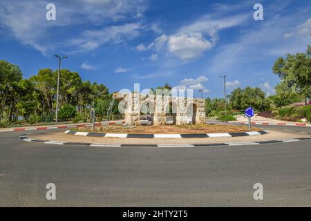 Fontaine sur une île de circulation sous la forme d'Aquaeduct, Césarée, Israël Banque D'Images