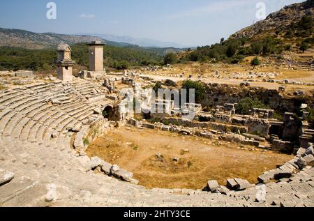 Xanthos, amphithéâtre avec tombes pillées, Lycia, Turquie Banque D'Images