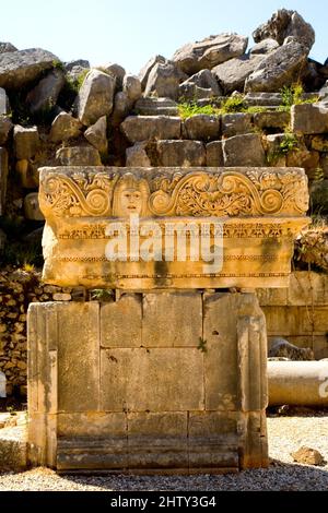 Myra, amphithéâtre avec frise masque du bâtiment de la scène romaine, Lycia, Turquie Banque D'Images