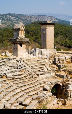 Xanthos, amphithéâtre avec tombes pillées, Lycia, Turquie Banque D'Images