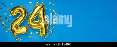 ballon golden foil numéro vingt-quatre. Carte d'anniversaire avec inscription 24. Fond en béton bleu. Célébration d'anniversaire. Banne Banque D'Images