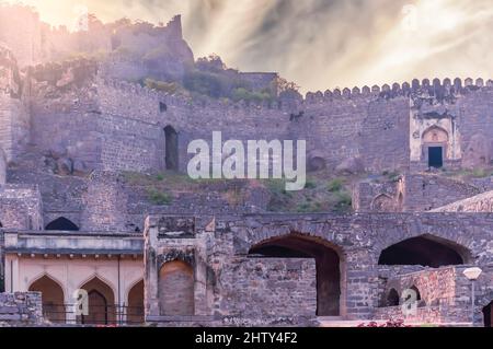 Vue intérieure sur les ruines du fort historique de Golconda datant du 16th siècle à Hyderabad, en Inde. Le fort est classé comme un Trésor archéologique. Banque D'Images