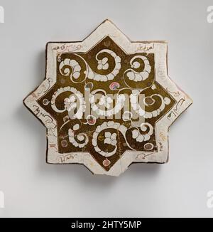 Art inspiré par les carreaux en forme d'étoile, datés de A.H. 661/A.D. 1262–63, attribué à l'Iran, Varamin, Stonepaste; peint par lustre sur glaçure blanche opaque, Max. H. (point à point) 12 9/16 po (31,9 cm), céramique-carreaux, oeuvres classiques modernisées par Artotop avec une touche de modernité. Formes, couleur et valeur, impact visuel accrocheur sur l'art émotions par la liberté d'œuvres d'art d'une manière contemporaine. Un message intemporel qui cherche une nouvelle direction créative. Artistes qui se tournent vers le support numérique et créent le NFT Artotop Banque D'Images