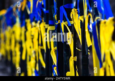 Rubans aux couleurs de l'Ukraine lors d'une manifestation pacifique contre la guerre, toile de fond du drapeau ukrainien Banque D'Images