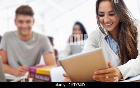 Suivre le cours - un module à la fois. Des étudiants heureux dans une salle de classe d'université. Banque D'Images