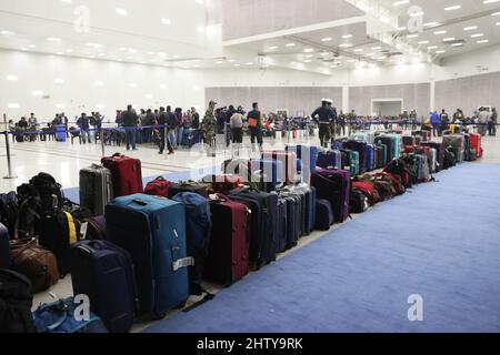 Uttar Pradesh, New Delhi, Inde. 2nd mars 2022. Les bagages sont vus à la station de la Force aérienne de Hindon à Ghaziabad, alors que des étudiants nationaux indiens se sont retrouvés coincés en Ukraine à l'arrivée de l'Ukraine frappée par la crise, dans le cadre de l'invasion russe en cours. (Credit image: © Karma Sonam Bhutia/ZUMA Press Wire) Credit: ZUMA Press, Inc./Alamy Live News Banque D'Images