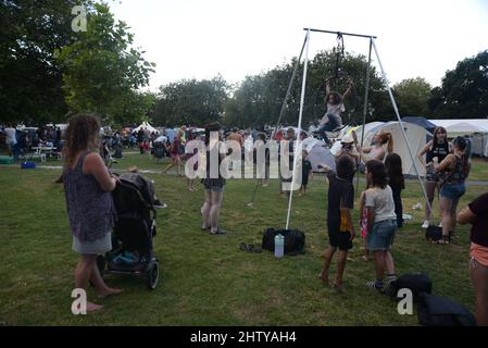 CRISTCHURCH, NOUVELLE-ZÉLANDE, 22 FÉVRIER 2022 : les manifestants du mouvement Occupy Christchurch se réunissent sur Cranmer Square pour exprimer leur opposition aux mandats de vaccination. Banque D'Images