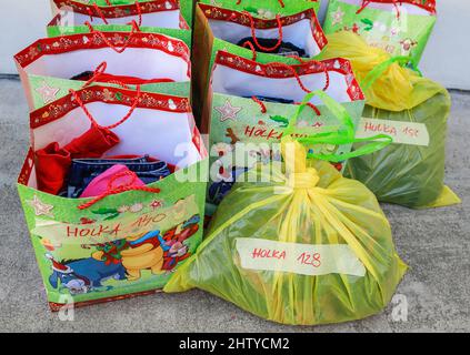 Brno, République tchèque. 02nd mars 2022. Tri de vêtements pour les réfugiés ukrainiens de guerre par la société Vesna, 2 mars 2022 à Brno, République tchèque. Les Ukrainiens fuient la guerre en Ukraine, qui a été envahie par la Russie. Crédit: Monika Hlavacova/CTK photo/Alamy Live News Banque D'Images