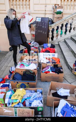 Brno, République tchèque. 02nd mars 2022. Des volontaires de la société Vesna trient des vêtements pour les réfugiés ukrainiens de guerre, le 2 mars 2022 à Brno, République tchèque. Les Ukrainiens fuient la guerre en Ukraine, qui a été envahie par la Russie. Crédit: Monika Hlavacova/CTK photo/Alamy Live News Banque D'Images