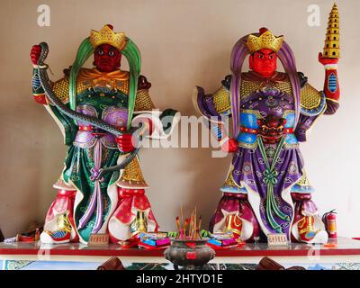 Roi à l'ouest et un qui voit tout et chef de quatre rois protecteur du nord dans quatre rois Heavenly dans le temple de Tiantan à la vieille ville de Shantou ou à Swatow Banque D'Images