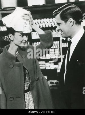 L'actrice anglaise Audrey Hepburn et l'acteur George Peppard dans le petit déjeuner à Tiffany's, USA 1961 Banque D'Images