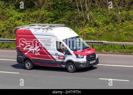 SafeStyle UK rouge blanc Ford Transit 2,0 Ecoblue 130ps H2 leader Van Panel Van 350 l3 diesel RWD 1995cc 6 vitesses H ; fenêtres, portes et conservatoires installateur conduisant sur l'autoroute M61. Banque D'Images