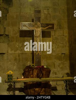 Vue sur un ancien Crucifix orthodoxe dans une salle faiblement éclairée en Géorgie. Banque D'Images