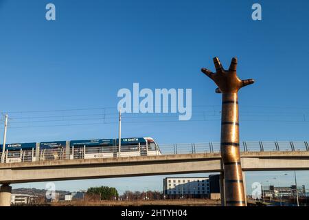 Rejoignez la sculpture Stars by Kenneth Armitage à côté d'un pont de tram dans le parc d'Édimbourg Banque D'Images