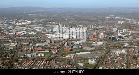 Vue aérienne de Salford, vue sur la région d'Old Trafford, y compris Manchester United, Lancashire CCC Ground et Salford Quays Banque D'Images