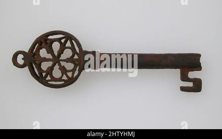 Art inspiré par Key, 15th siècle, allemand, fer, total: 4 5/16 x 1 7/16 x 3/8 po. (11 x 3,6 x 1 cm), Metalwork-Iron, la décoration des serrures et des clés en fer gothique était souvent élaborée et de la plus haute qualité de fabrication. Les motifs étaient souvent tirés de l'architecture gothique, les œuvres classiques modernisées par Artotop avec un peu de modernité. Formes, couleur et valeur, impact visuel accrocheur sur l'art émotions par la liberté d'œuvres d'art d'une manière contemporaine. Un message intemporel qui cherche une nouvelle direction créative. Artistes qui se tournent vers le support numérique et créent le NFT Artotop Banque D'Images