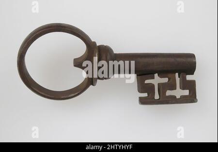 Art inspiré par Key, 15th siècle, allemand, fer, total: 4 x 1 7/8 x 1 po. (10,1 x 4,7 x 2,5 cm), Metalwork-Iron, la décoration des serrures et des clés en fer gothique était souvent élaborée et de la plus haute qualité de fabrication. Les motifs étaient souvent tirés de l'architecture gothique, les œuvres classiques modernisées par Artotop avec un peu de modernité. Formes, couleur et valeur, impact visuel accrocheur sur l'art émotions par la liberté d'œuvres d'art d'une manière contemporaine. Un message intemporel qui cherche une nouvelle direction créative. Artistes qui se tournent vers le support numérique et créent le NFT Artotop Banque D'Images