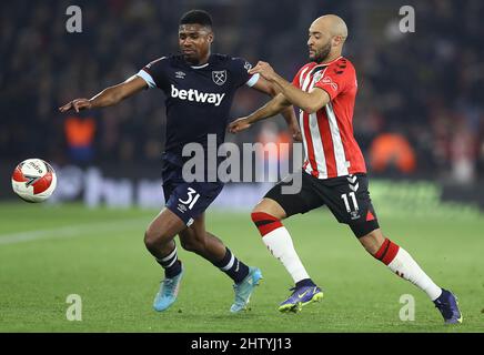 Southampton, Angleterre, le 2nd mars 2022. Ben Johnson de West Ham United et Nathan Redmond de Southampton se disputent le ballon lors du match de la coupe Emirates FA au stade St Mary's, à Southampton. Crédit photo à lire: Paul Terry / Sportimage crédit: Sportimage / Alay Live News Banque D'Images