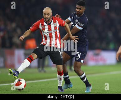 Southampton, Angleterre, le 2nd mars 2022. Ben Johnson de West Ham United et Nathan Redmond de Southampton se disputent le ballon lors du match de la coupe Emirates FA au stade St Mary's, à Southampton. Crédit photo à lire: Paul Terry / Sportimage crédit: Sportimage / Alay Live News Banque D'Images