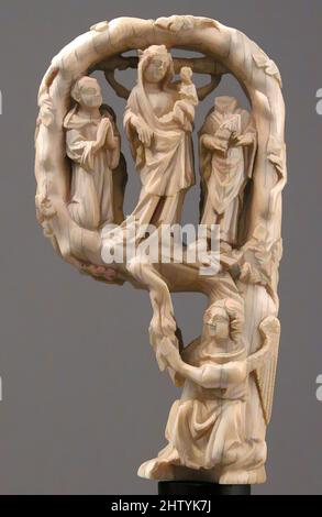 Art inspiré par Crozier Head, CA. 1350, fabriqué en France, français, ivoire, total : 5 13/16 x 3 1/8 x 1 1/2 po. (14,8 x 8 x 3,8 cm), ivoires, ce chef de l'équipe d'un évêque porte deux images emblématiques: D'un côté, une crucifixion avec la Vierge et Saint Jean l'évangéliste; de l'autre, une œuvre classique modernisée par Artotop avec un peu de modernité. Formes, couleur et valeur, impact visuel accrocheur sur l'art émotions par la liberté d'œuvres d'art d'une manière contemporaine. Un message intemporel qui cherche une nouvelle direction créative. Artistes qui se tournent vers le support numérique et créent le NFT Artotop Banque D'Images