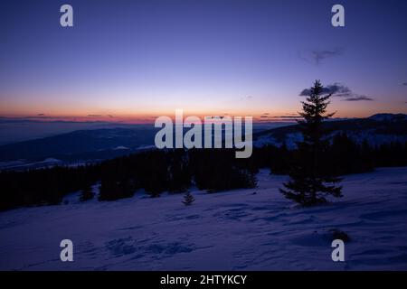 Belle vue sur le mont Vitosha recouvert de neige au lever du soleil à Sofia, Bulgarie Banque D'Images