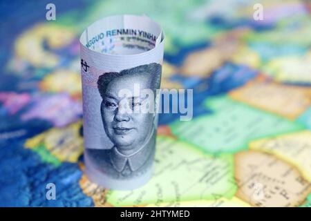 Yuan sur la carte de l'Europe et de l'Afrique du Nord, concept de commerce entre la Chine et les pays européens. Investissements chinois dans l'UE, tourisme, taux de change Banque D'Images