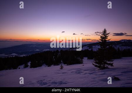 Belle vue sur le mont Vitosha recouvert de neige au lever du soleil à Sofia, Bulgarie Banque D'Images